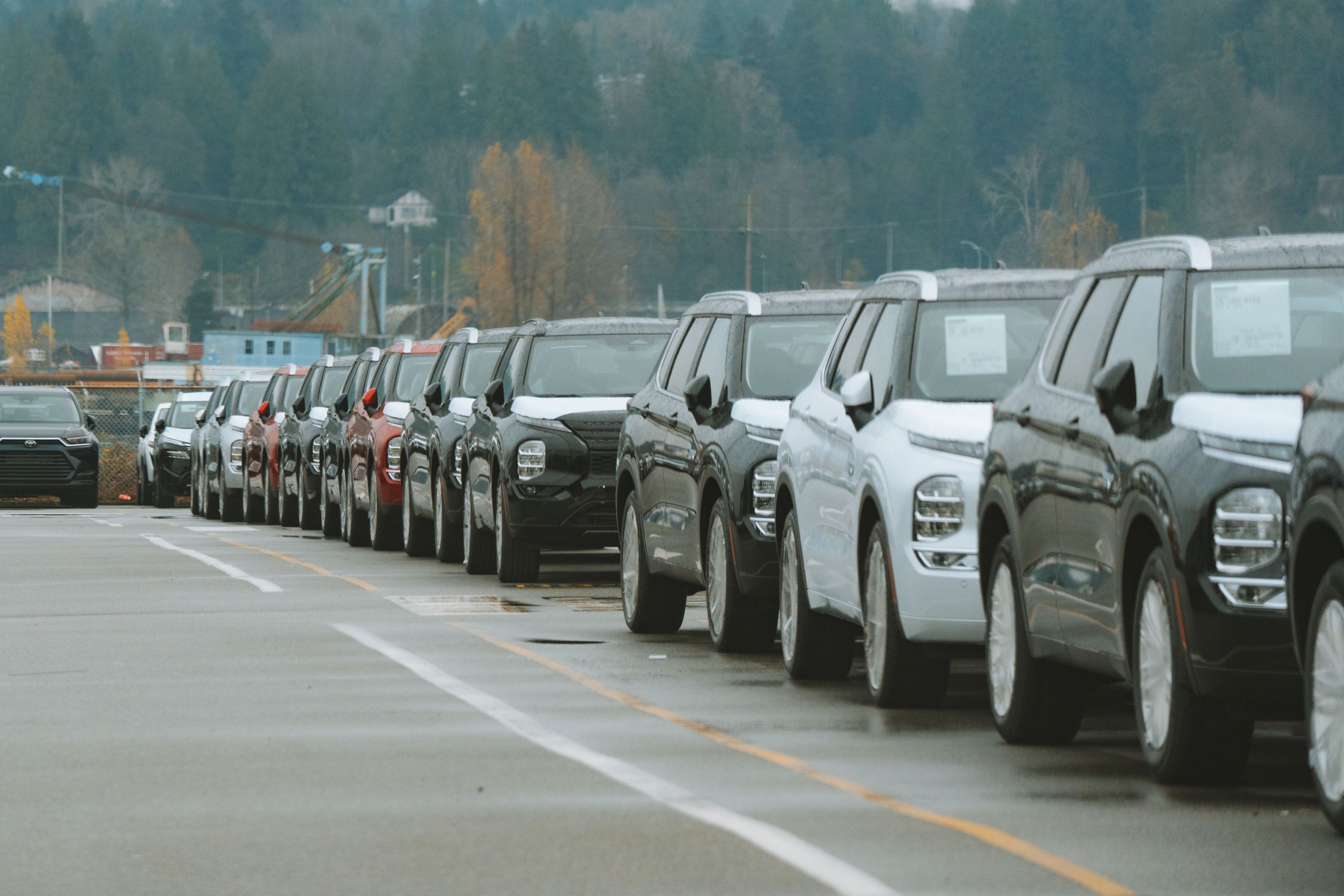 Enclosed auto transport trailer for luxury vehicles